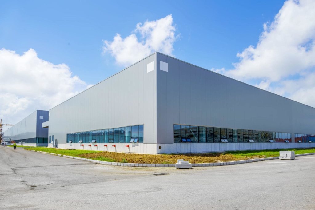 Outside photograph of a 3PL warehouse on a sunny day.